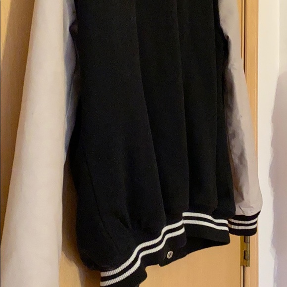 Woman’s Boomer Jacket - Picture 9 of 12